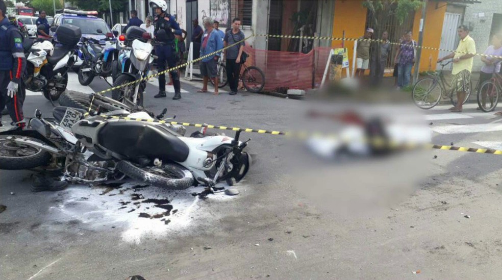 Acidente entre ônibus e duas motos deixou um morto e um ferido em Afogados, no Recife (Foto: Reprodução/WhatsApp)