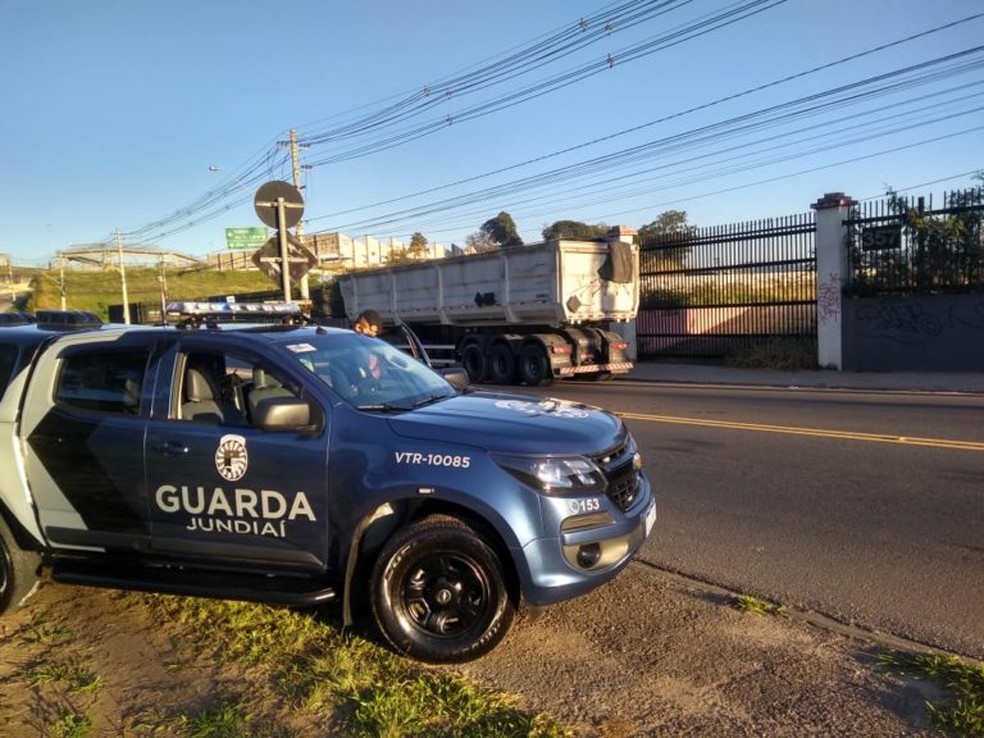 Motorista de carreta roubada em Sorocaba &eacute; encontrado &agrave;s margens de rodovia em Jundia&iacute; &mdash; Foto: Divulga&ccedil;&atilde;o/Guarda Civil