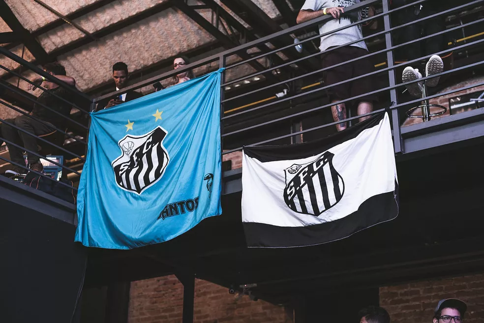 Santos atrasa pagamentos de equipes; pro players denunciam bandeira santos superliga 2018.jpg
