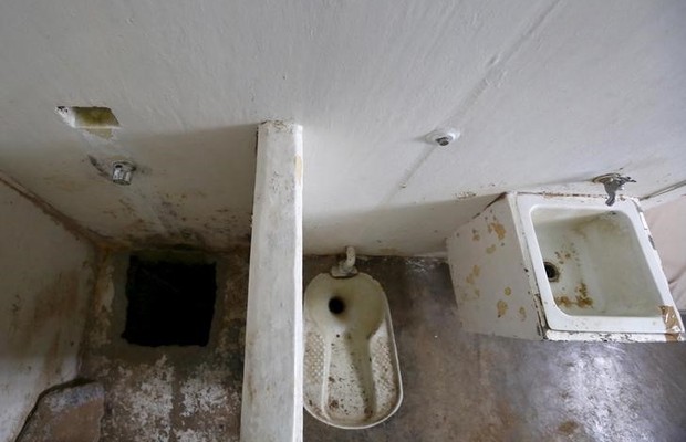 Tunel de fuga em banheiro da cela de Joaquín 