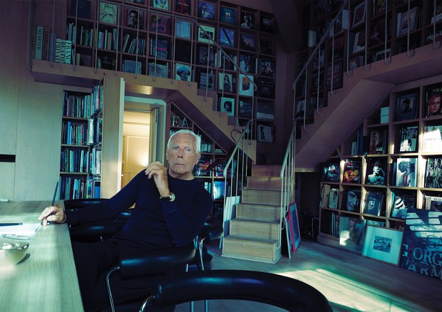 Giorgio Armani posa em seu escritório, em Milão, para entrevista (Foto: Annie Leibovitz)