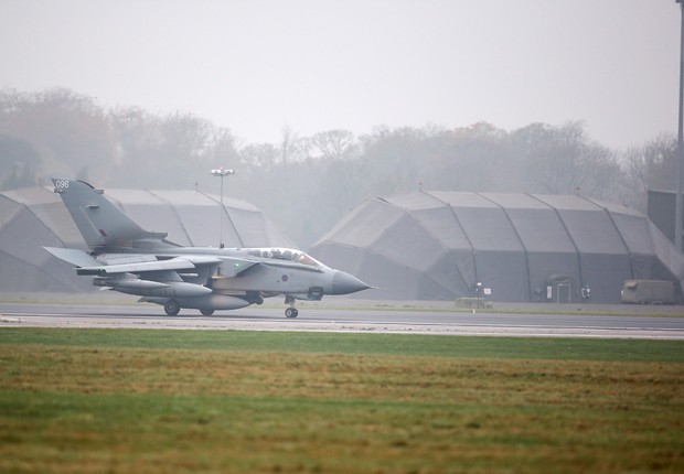 Caça Tornado da Real Força Aérea é visto na base de Marham, em Norfolk, na Inglaterra. O avião é usado na ofensiva contra o Estado Islâmico na Síria (Foto: Carl Court/Getty Images)