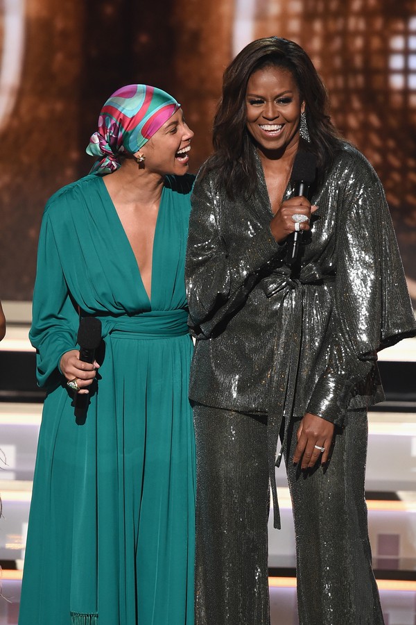 LOS ANGELES, CA - FEBRUARY 10:  Alicia Keys (L) and Michelle Obama speak during the 61st Annual GRAMMY Awards at Staples Center on February 10, 2019 in Los Angeles, California.  (Photo by Kevin Winter/Getty Images for The Recording Academy) (Foto: Getty Images for The Recording A)