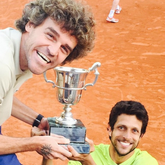 Guga e Marcelo Melo comemoram em Roland Garros (Foto: Reprodução)