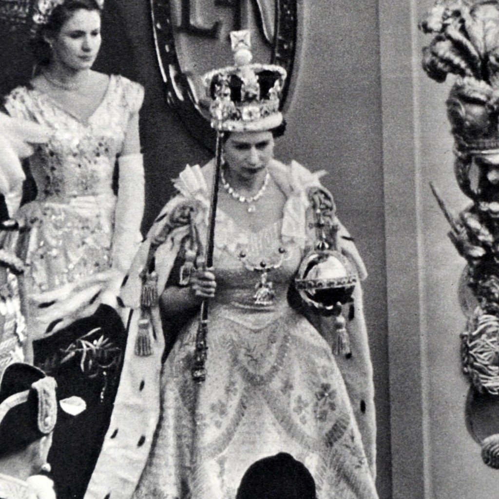 A rainha Elizabeth em sua coroação, carregando o cetro, com a Estrela da África, em sua mão direita. (Foto: Getty Images via BBC)