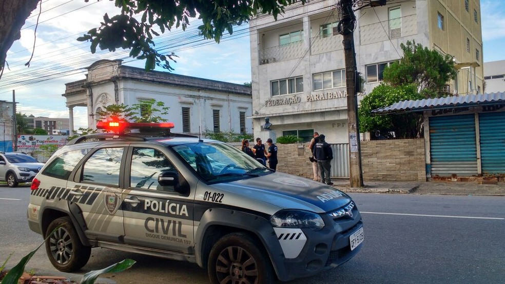 Um dia apÃ³s o encerramento do Campeonato Paraibano deste ano, a PolÃ­cia Civil cumpriu mandados de busca e apreensÃ£o na sede da FPF (Foto: ReproduÃ§Ã£o/PolÃ­cia Civil)