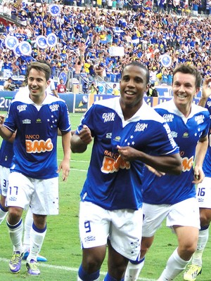 Em 2013, Cruzeiro vence Grêmio por 3 a 0 e dá volta olímpica antecipada