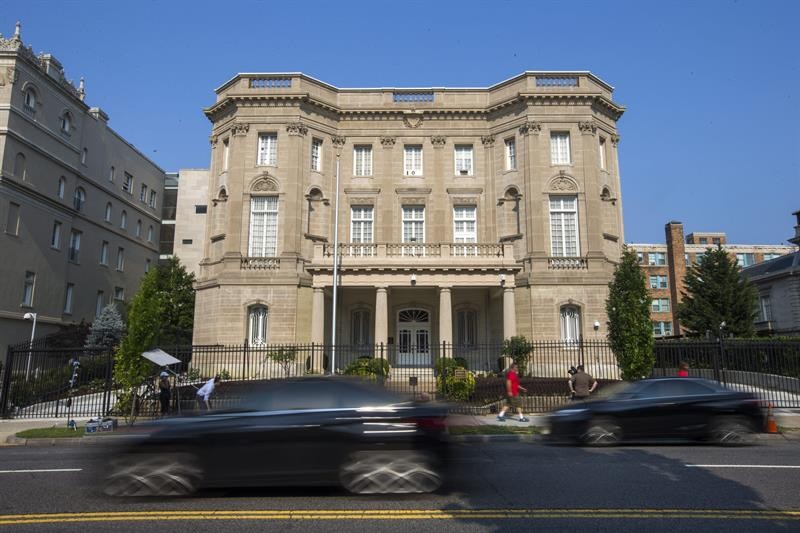 Prédia onde fica a Seção de Interesses cubanos em Washington, e que foi a primeira embaixada cubana nos EUA (Foto: Agência EFE)