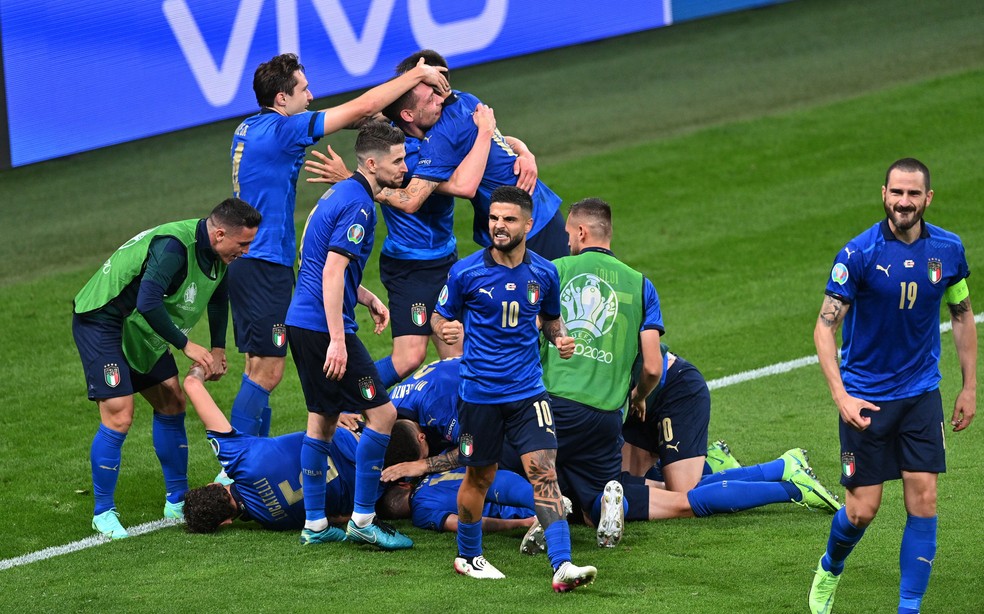 Insigne e Bonnucci fazem careta na comemoração de gol da Itália — Foto: REUTERS/Justin Tallis