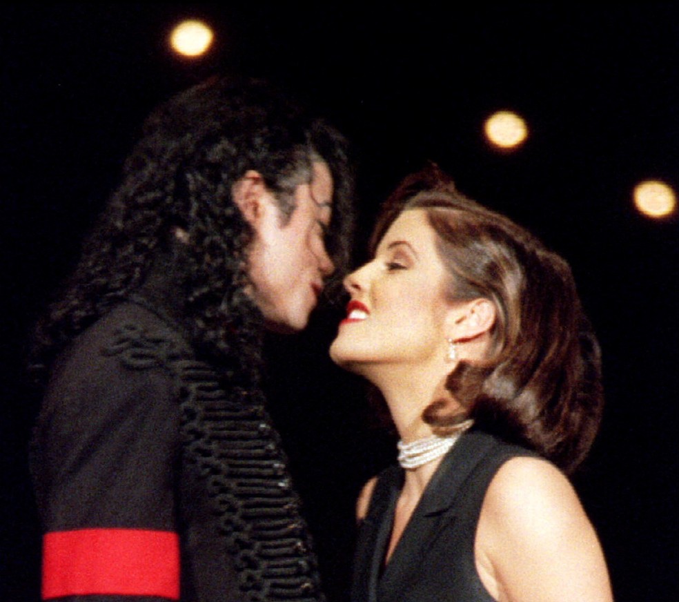 Lisa Marie Presley e Michael Jackson — Foto: REUTERS/Mark Cardwell/File Photo