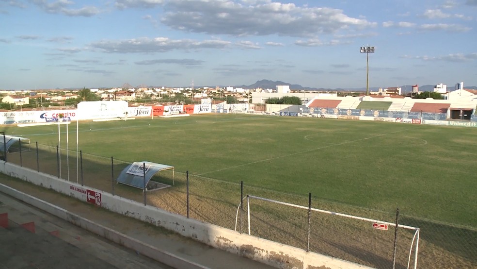 Centro de toda a polêmica, o Estádio José Cavalcanti é uma das principais praças esportivas do futebol paraibano — Foto: Reprodução/TV Paraíba