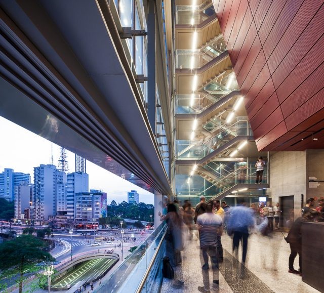 A parte externa de vidro do prédio permite ter uma visão linda da Avenida Paulista (Foto: divulgação)
