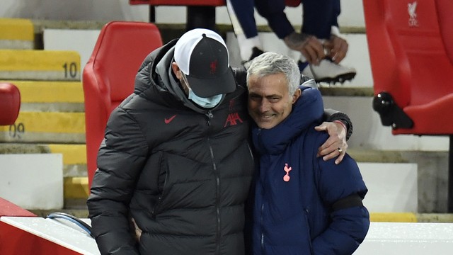 Jürgen Klopp e José Mourinho conversam antes de Liverpool x Tottenham