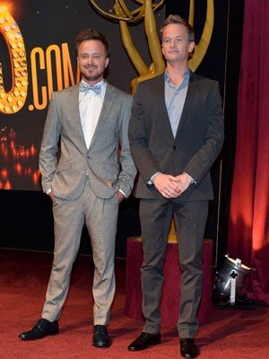 Os atores Aaron Paul (à esq.) e Neil Patrick Harris (à dir.) durante o anúncio dos indicados do Emmy 2013 nesta quinta-feira (18) (Foto: &#39;Alberto E. Rodriguez/Getty Images/AFP)