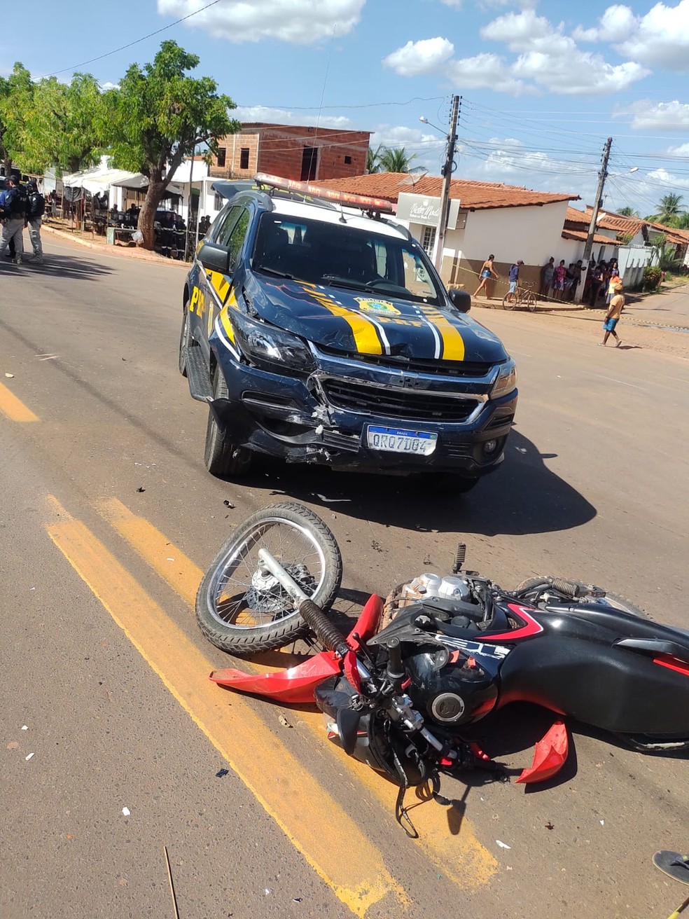 Viatura da PRF se envolve em acidente com moto no Sul do Piauí e motociclista tem as duas pernas quebradas — Foto: Reprodução