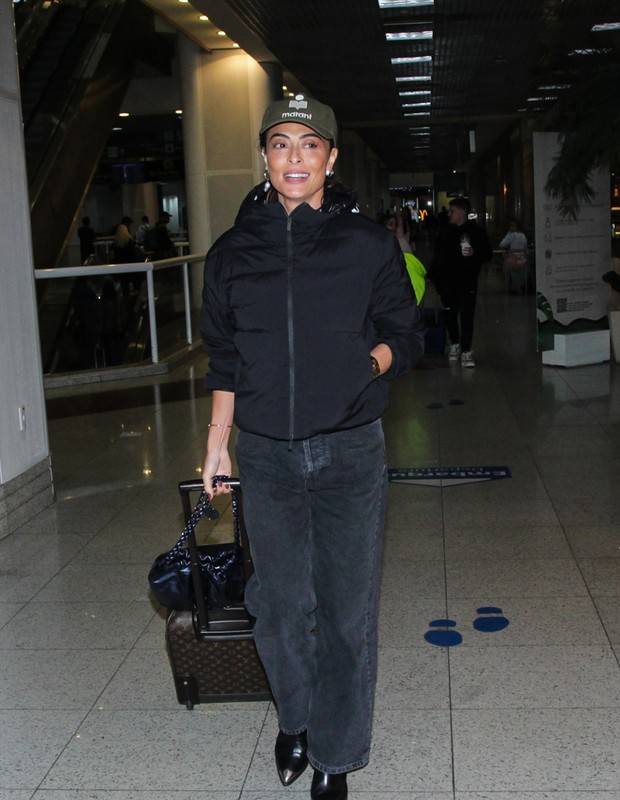 Juliana Paes embarca no aeroporto Santos dumont  (Foto:  Fabricio Pioyani / AgNews)