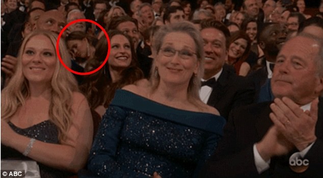 Chrissy Teigen tira cochilo no Oscar  (Foto: Reprodução/ ABC)