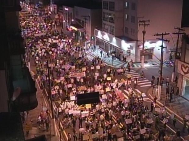Manifestantes caminharam pela Sampaio Vidal em direção à prefeitura (Foto: reprodução/TV Tem)