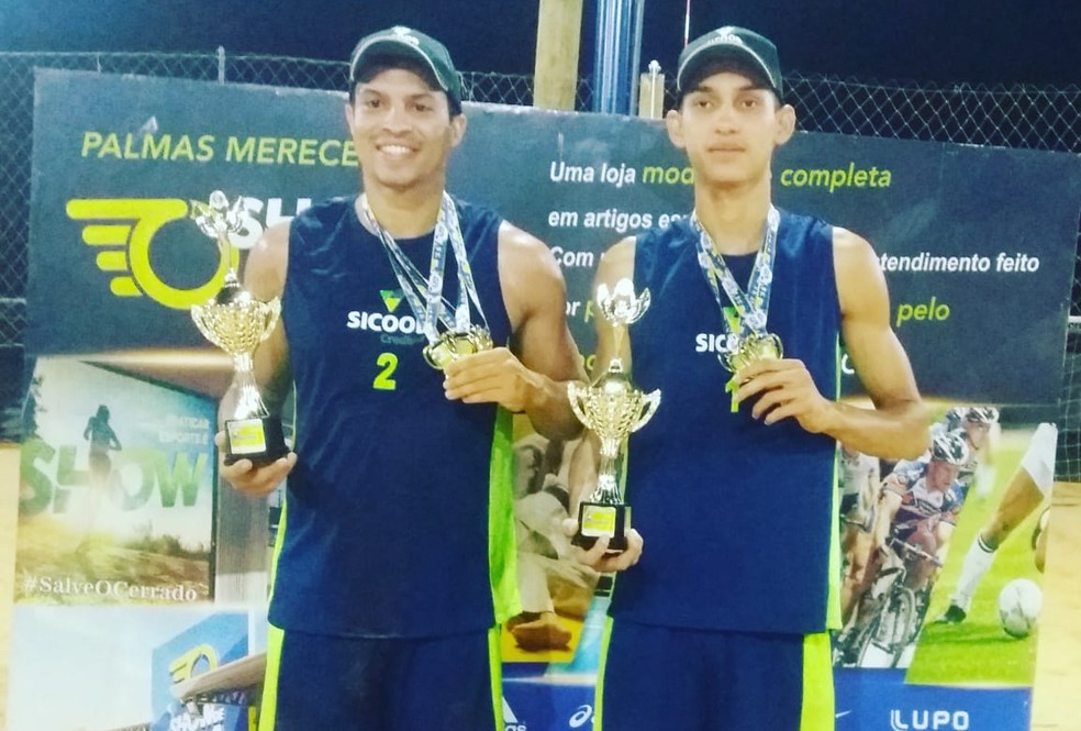 CampeÃµes do Circuito Tocantins de VÃ´lei de Praia na categoria 20+ (Foto: FTV/DivulgaÃ§Ã£o)
