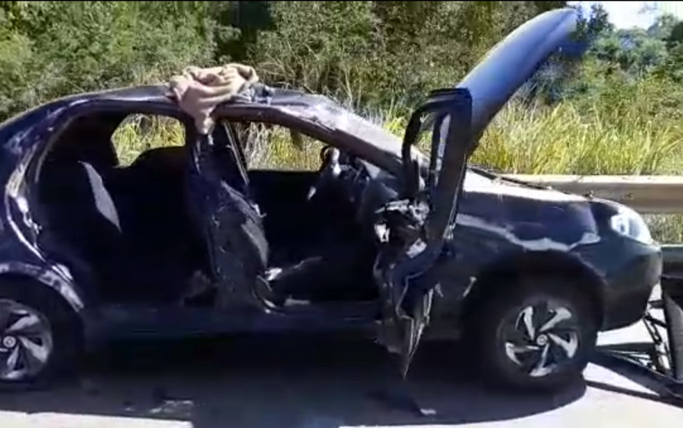 Carro atropela ciclistas em Cezarina, Goiás — Foto: PRF/Divulgação