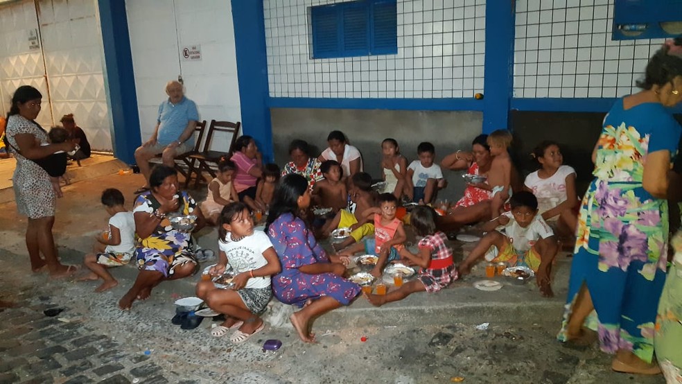 Volunt&aacute;rios fazem ceia de Natal para venezuelanos refugiados na capital potiguar &mdash; Foto: S&eacute;rgio Henrique Santos/Inter TV Cabugi