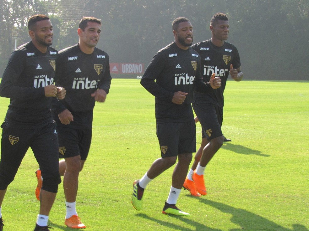 Reinaldo, Diego Souza, Jucilei e Arboleda correm durante treino do São Paulo (Foto: Leandro Canônico)