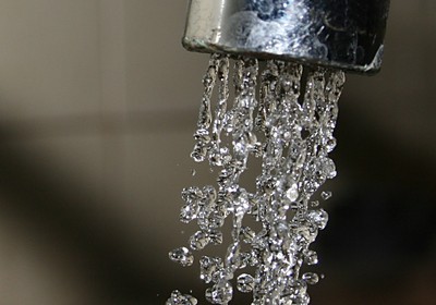 Economize água e reduza os custos das contas da empresa (Foto: Wikimedia/Li-sung)