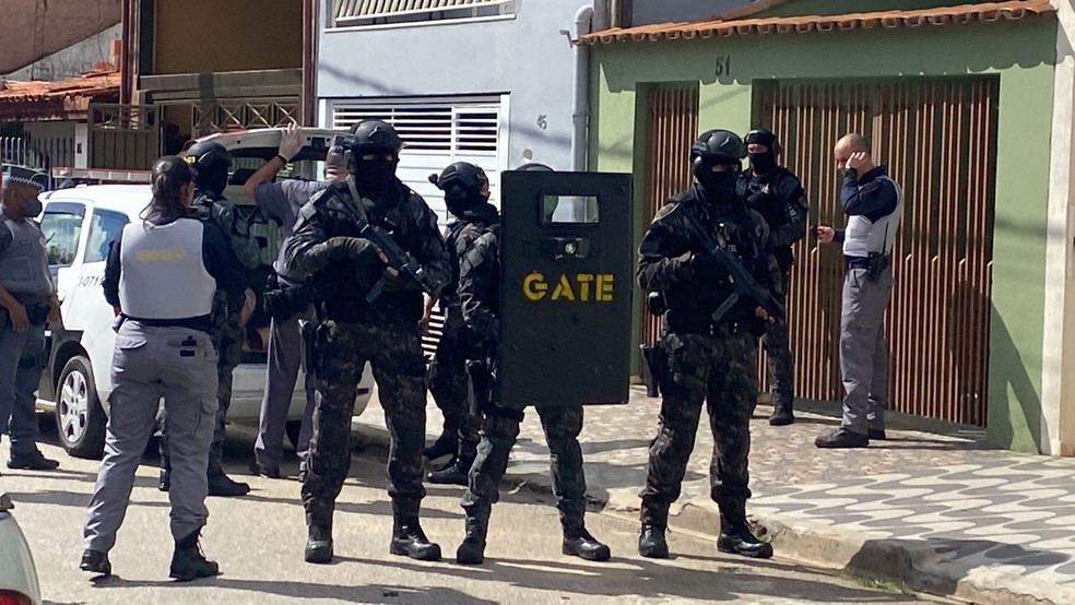 Policiais na frente da casa onde homem esfaqueou a mulher e a sogra em Sorocaba; vítimas morreram — Foto: Polícia Militar/Divulgação