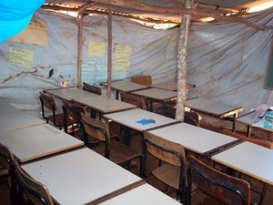 As crianças da tribo Xukuru Kariri estudam em salas de aula totalmente improvisadas. (Foto: Xukuru Kariri/Arquivo pessoal)