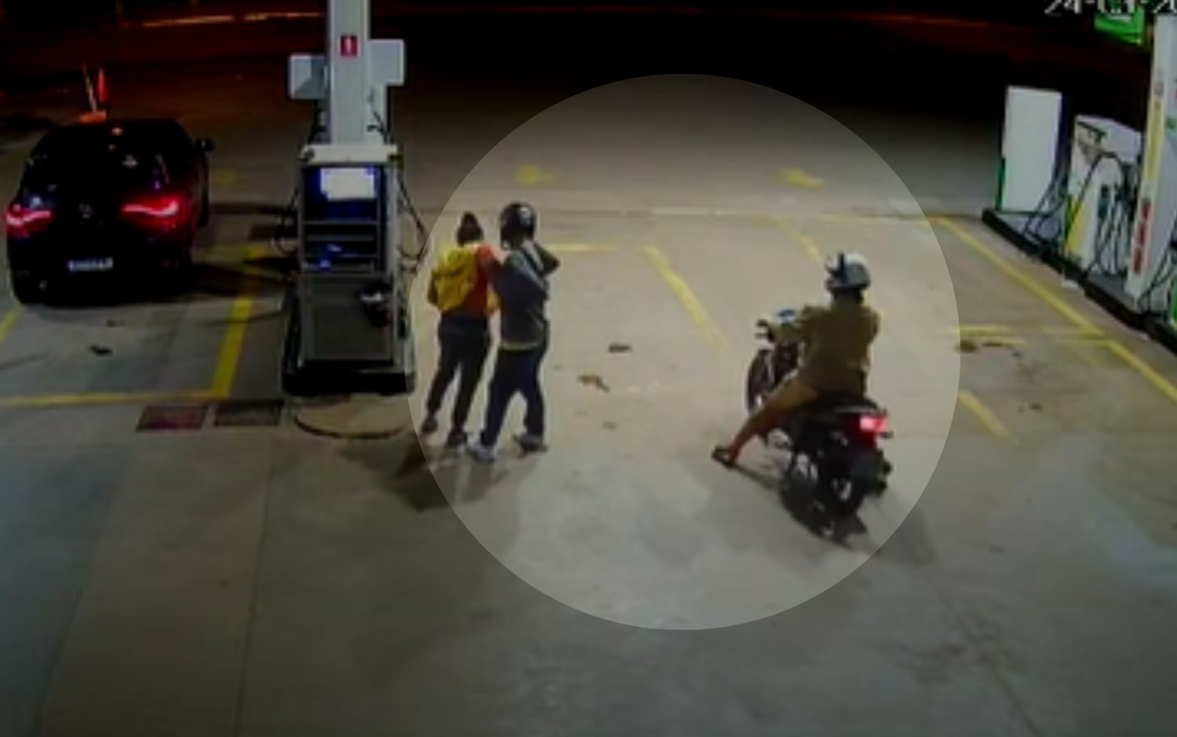 Vídeo mostra frentista sendo assaltada em posto de combustíveis de Goiânia