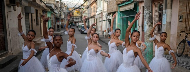 Alunas do Ballet Manguinhos em rua da comunidade: projeto corre risco de fechar — Foto: Mauro Pimentel / AFP