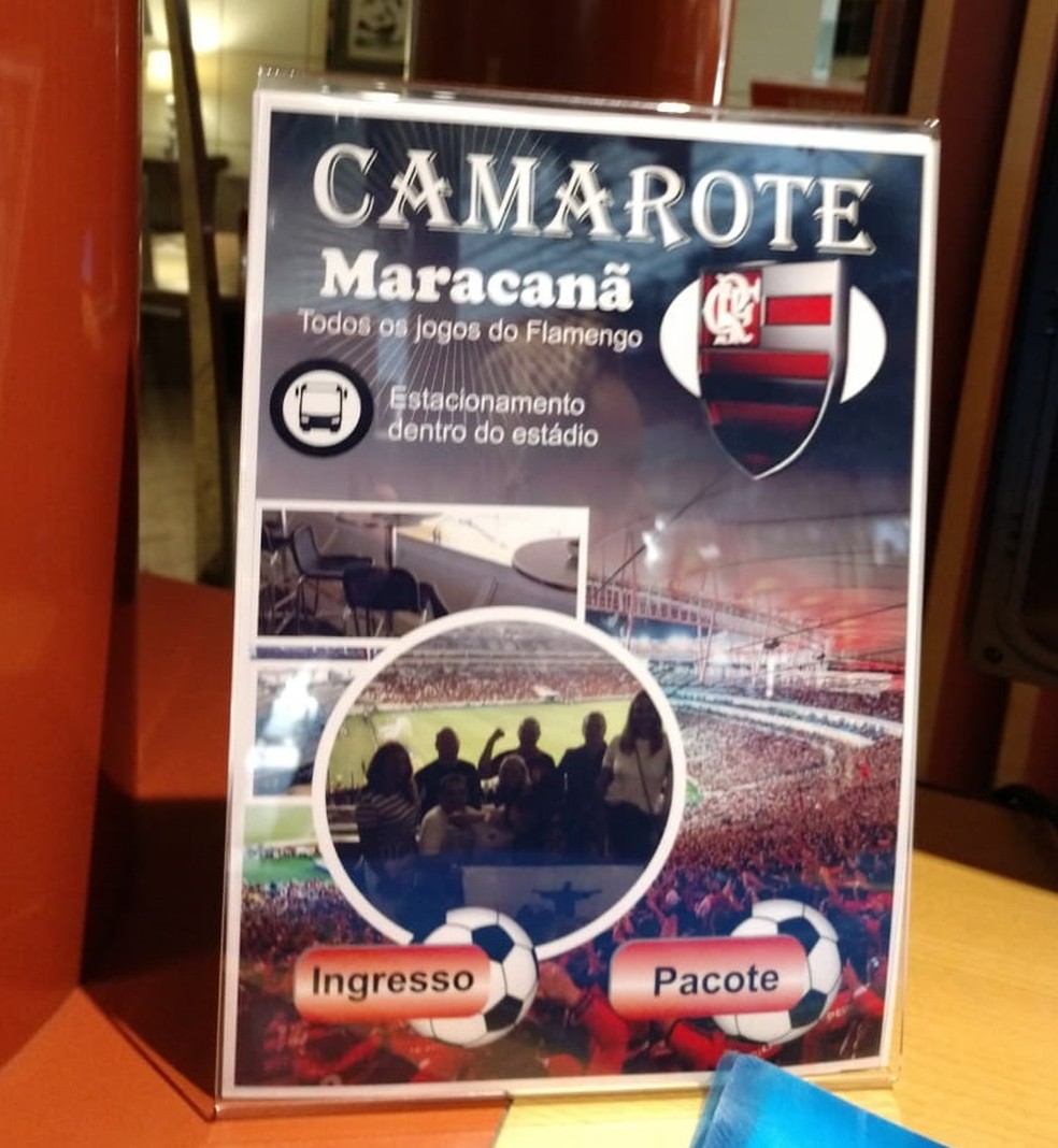 Anúncio de venda de pacotes em recepção de hotel em Copacabana — Foto: Reprodução