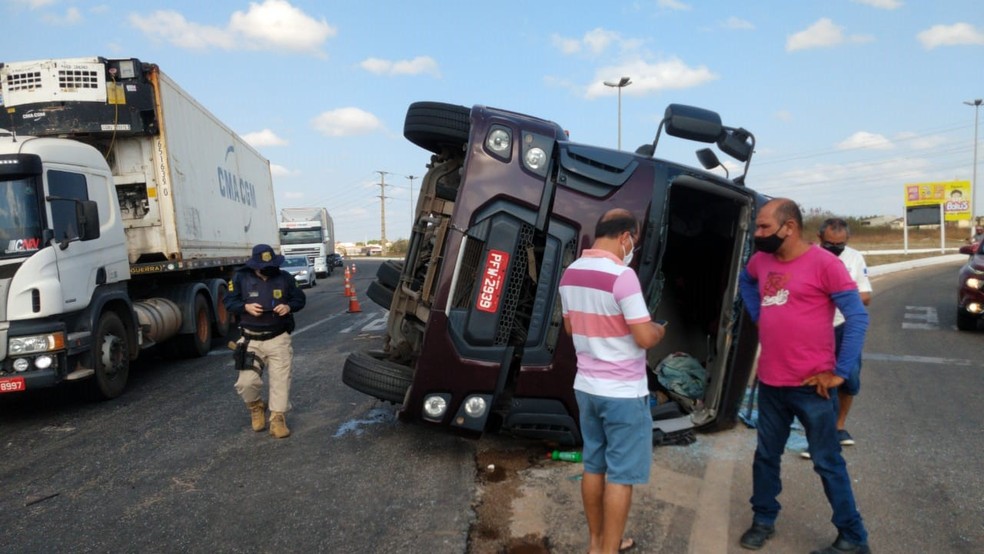 Caminhão tombou na manhã desde sábado, 3, na BR-304 em Mossoró — Foto: Iara Nóbrega / Intertv Costa Branca