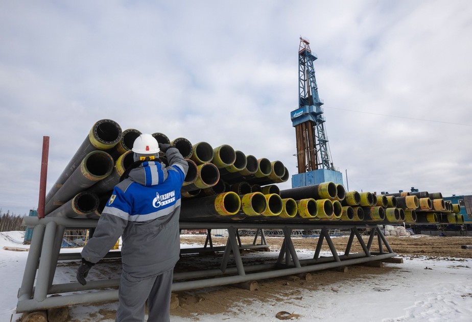 Trabalhador inspeciona tubos de perfuração no campo de petróleo, gás e condensado de Gazprom Chayandinskoye, no distrito de Lensk, na República de Sakha, na Rússia