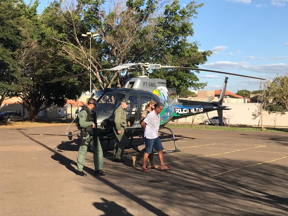 José chegou de helicóptero a capital de MS após ser recapturado em Corumbá (MS). — Foto: Cristina Mayumi/TV Morena