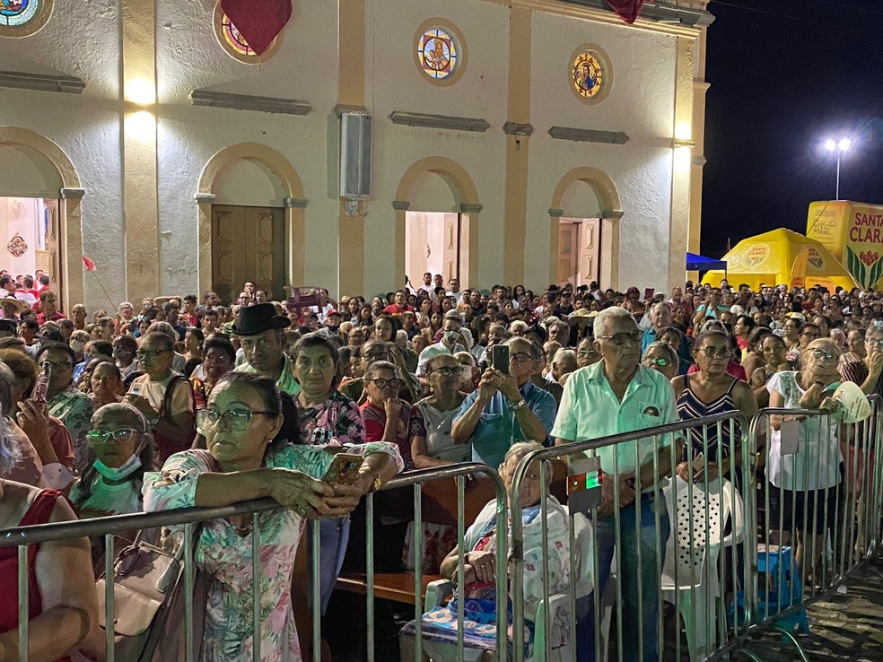 Fiéis acompanharam a chegada da imagem da Beata Benigna a igreja em Santana do Cariri, no Ceará. — Foto: Edson Freitas/TV Verdes Mares
