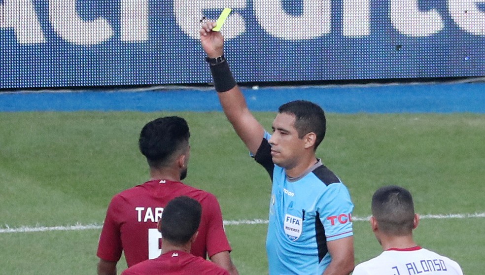Salman leva amarelo após simulação de pênalti — Foto: REUTERS/Sergio Moraes
