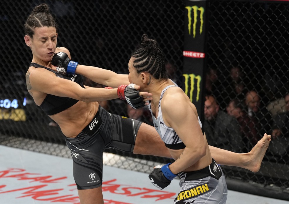 Yan Xiaonan (dir.) acerta um golpe em Marina Rodriguez (esq.) no UFC 272 — Foto: Getty Images