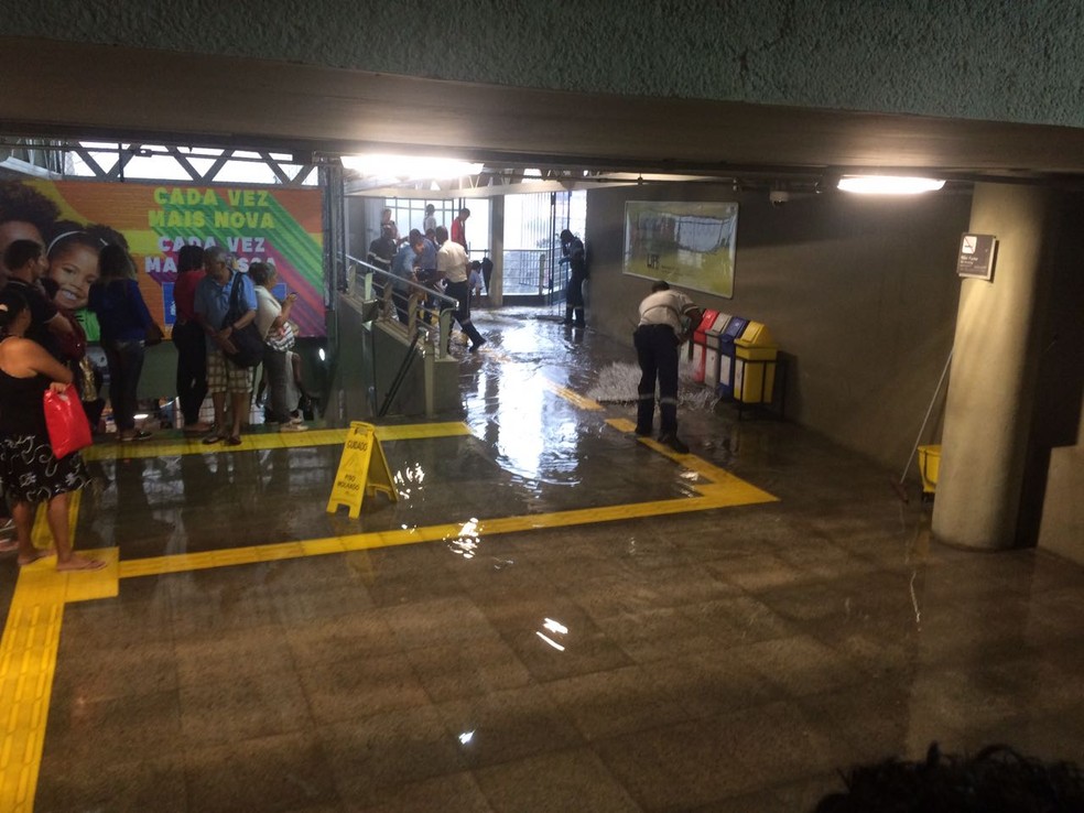 Chuva causou alagamento na Estação da Lapa, em Salvador, na manhã desta quarta-feira (Foto: Diogo Henrique/Arquivo Pessoal)