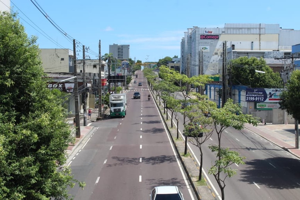 MANAUS - Avenida Djalma Batista vista praticamente sem fluxo de veículos ou pessoas nesta quarta (25) — Foto: Eliana Nascimento/G1 AM