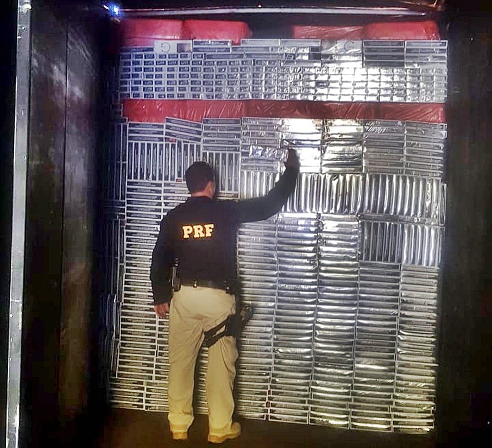 Polícia Rodoviária Federal apreendeu mais de 240 mil maços de cigarros em MG — Foto: Polícia Rodoviária Federal