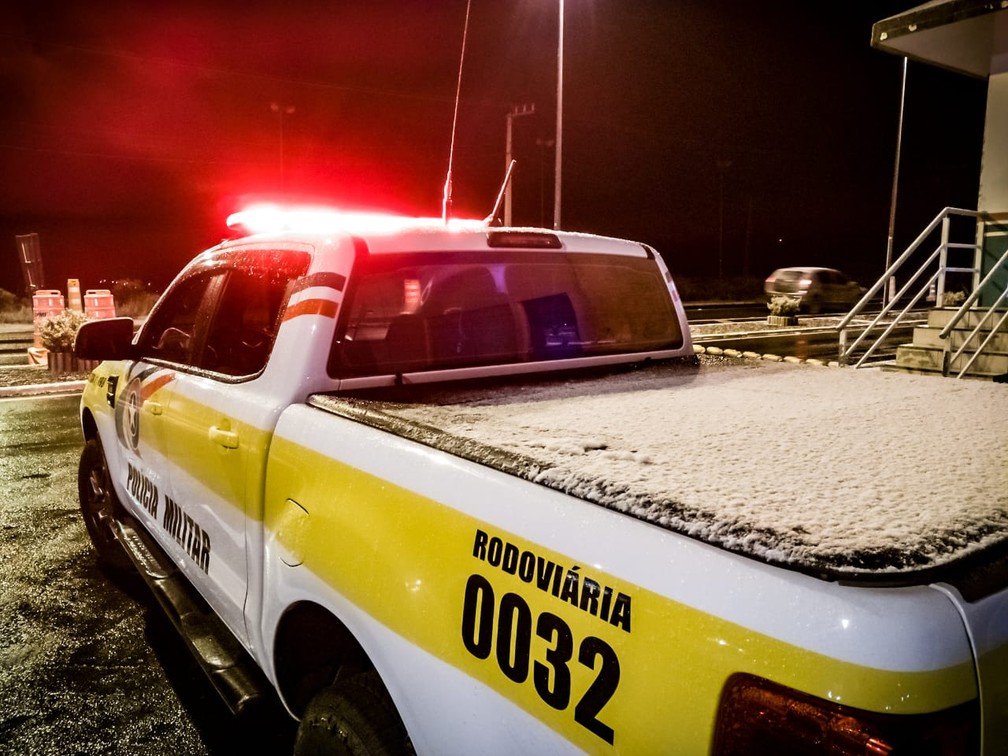 Neve acumulada no carro da Polícia Militar Rodoviária em Bom Jardim da Serra na noite desta quinta-feira (20) — Foto: PMRv/Divulgação