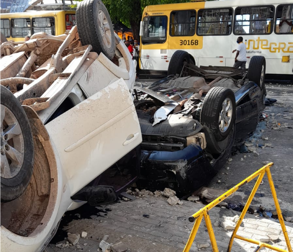 Carros caem de edifício garagem em Salvador — Foto: Arquivo Pessoal