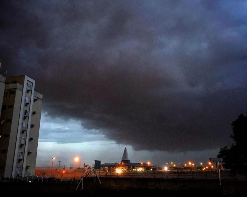Próximo à rodoviária de Marília, nuvens pesados indicavam que temporal seria forte — Foto: Arquivo pessoal