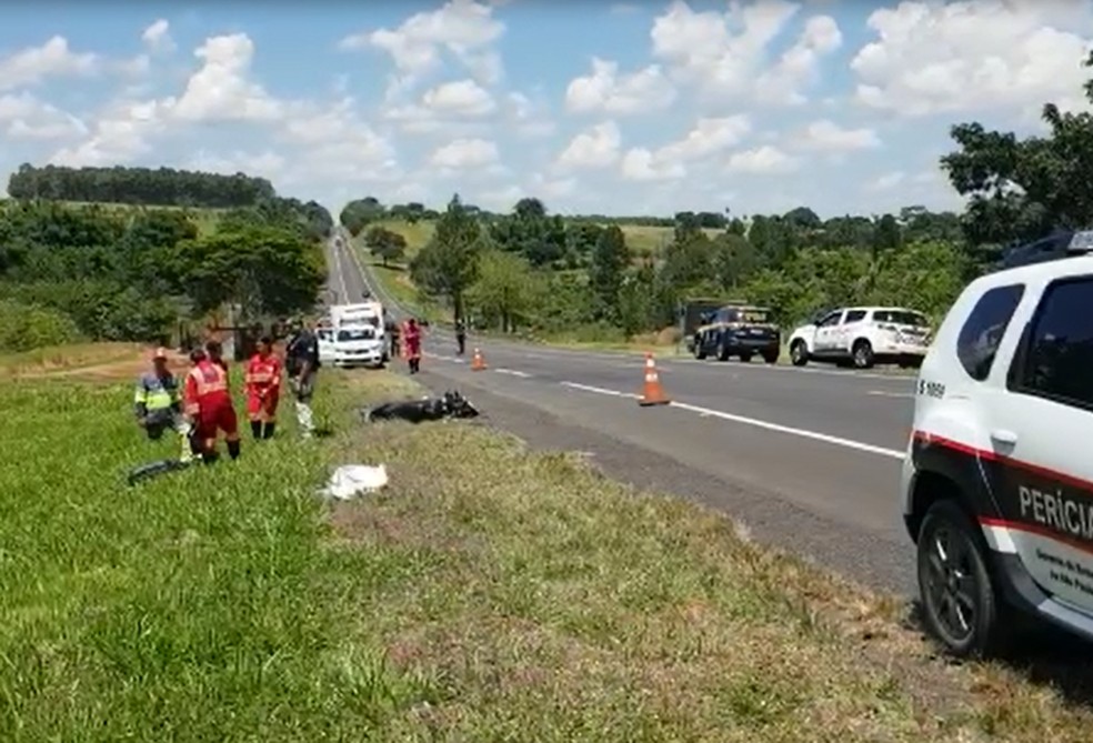 Motociclista foi socorrido com ferimentos graves para o Hospital das Clínicas de Marília — Foto: Alcyr Netto/TV TEM