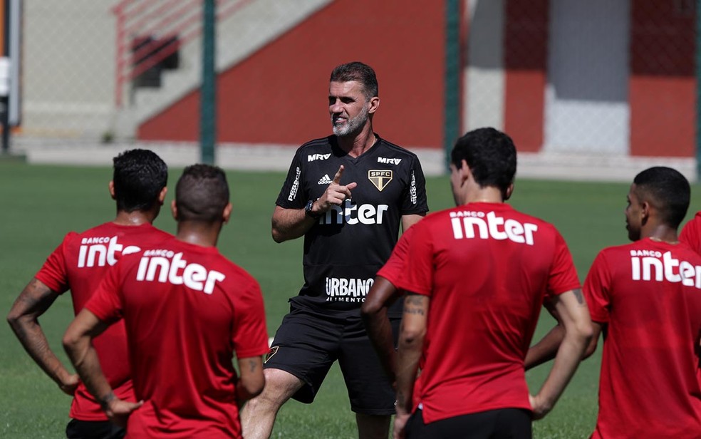 Vagner Mancini convoca jogadores do São Paulo para jogo contra a Ferroviária — Foto:  Rubens Chiri / saopaulofc.net