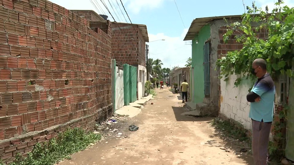 Mulher foi morta a facadas no bairro de Candeias, em Jaboatão dos Guararapes, no Grande Recife — Foto: Reprodução/TV Globo