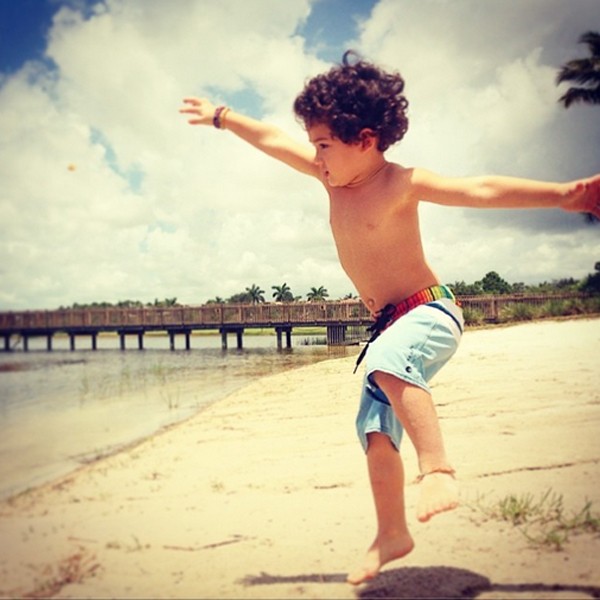Filho de Dani Suzuki na praia. Que delícia, hein? (Foto: Reprodução/Instagram)