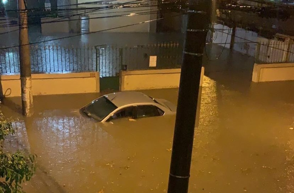 Após chuvas, carro fica submerso em via de Niterói, RJ — Foto: Victoria Teixeira/Arquivo Pessoal