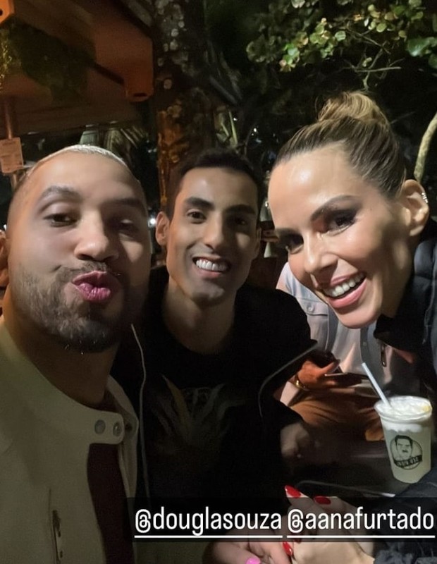 Gil do Vigor faz selfie com Douglas Souza e Ana Furtado durante confraternização (Foto: Reprodução/Instagram)
